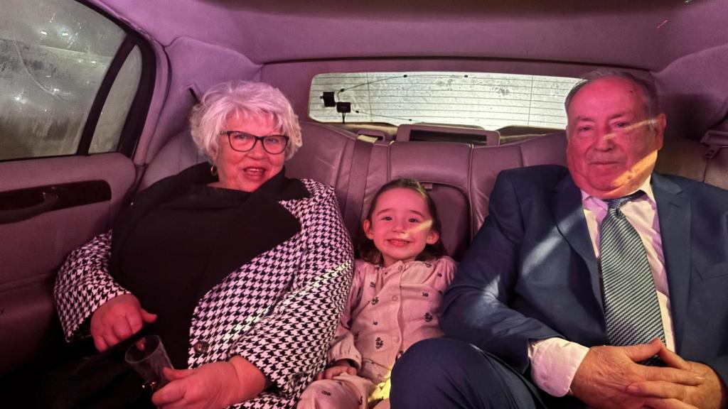 Paco y su mujer con la pequeña Mara.