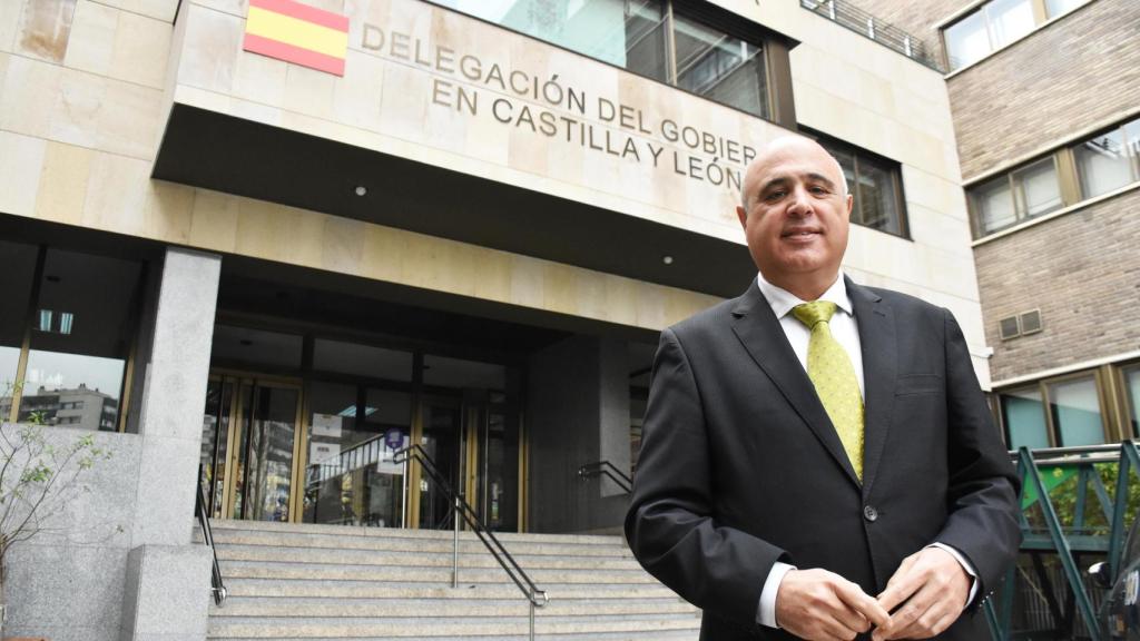 Jacinto Canales a las puertas de la Delegación del Gobierno