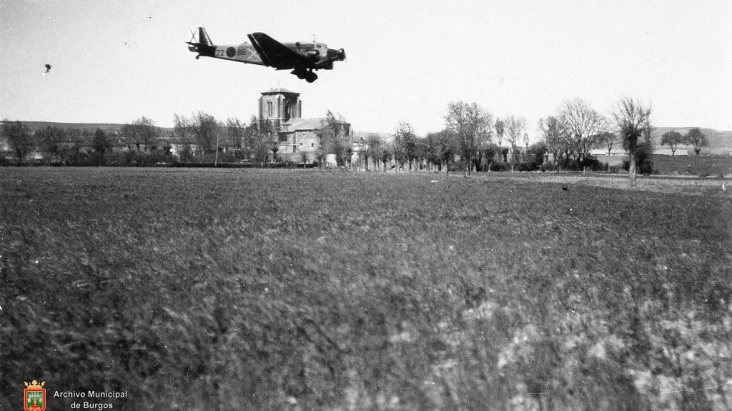 Avión Dornier Do-17 de la Legión Cóndor sobrevolando los alrededores de Gamonal (Burgos)