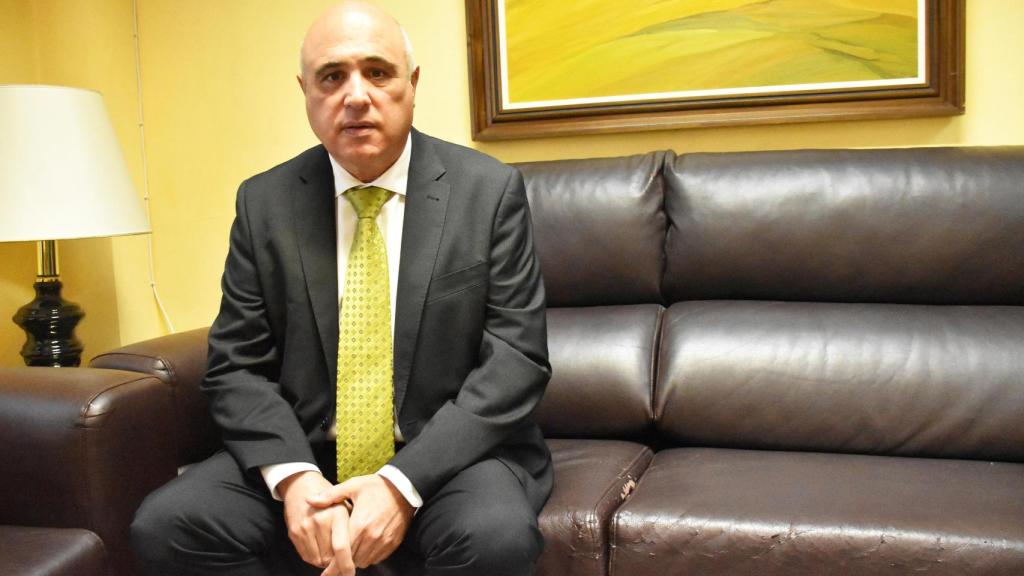 Jacinto Canales en el sofá de su despacho