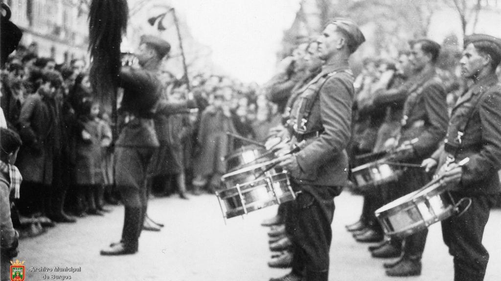La banda de la Legión Cóndor en un concierto en el Paseo del Espolón, con motivo de la toma de Madrid
