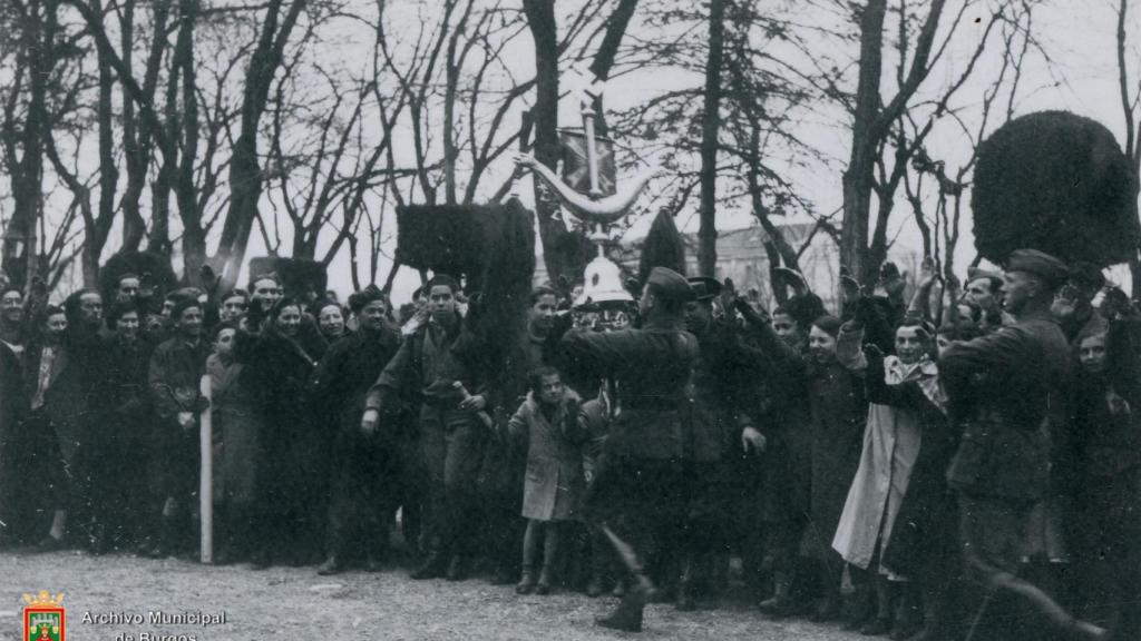 La insignia de la banda de la Legión Cóndor en el Paseo del Espolón, con motivo de la celebración de la toma de Madrid
