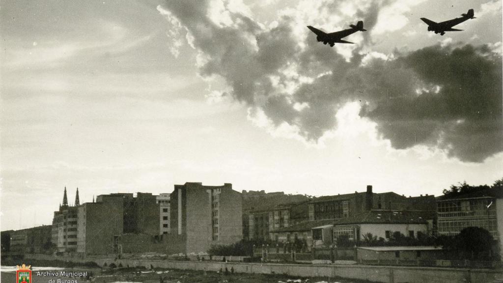 Escuadrón de trimotores Junker de la Legión Cóndor sobrevolando el río Arlanzón. Al fondo, la catedral de Burgos