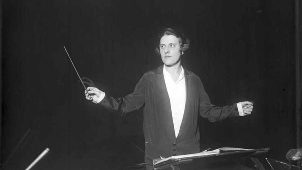 Antonia Brico con la batuta de la Filarmónica de Berlín.