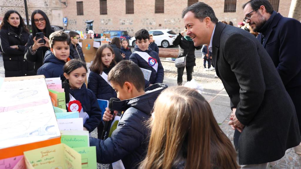 El alcalde observa varios de los trabajos.