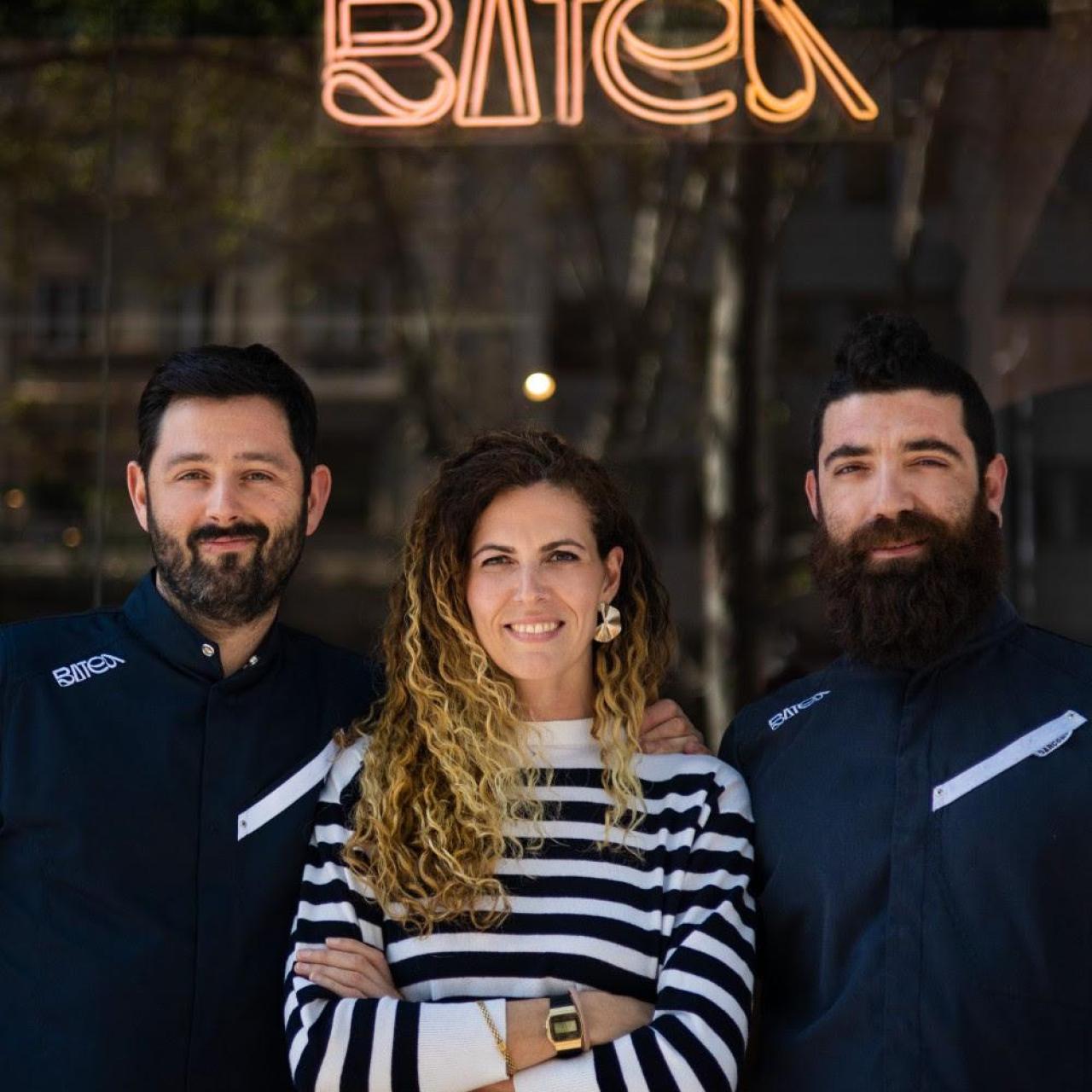 Los chefs Manu Núñez y Carles Ramón junto a la 'bartender' Marta Morales, frente a la fachada de Batea.