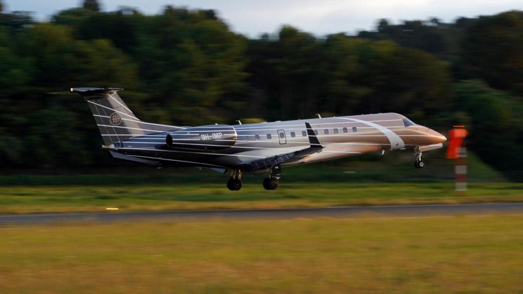 Vuelo chárter X EMBRAER 135/145 con llegada al aeropuerto de Santander, España.