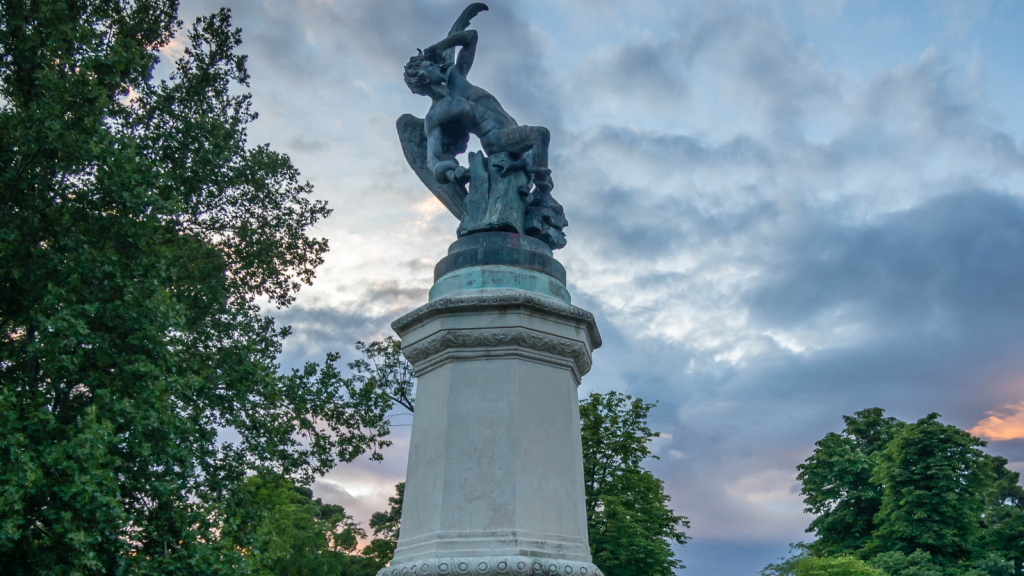 Fuente del Ángel Caído.