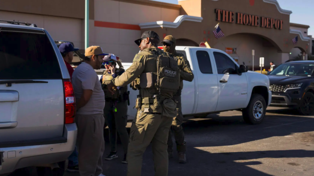 Agentes de la Oficina de Inmigración y Aduanas detienen a dos inmigrantes en Tucson, Arizona.