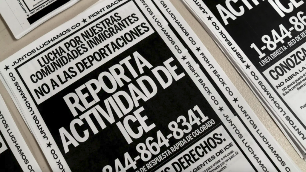 Los carteles que se distribuirán antes de las redadas previstas por el Servicio de Inmigración y Aduanas se apilan en una mesa en Denver.