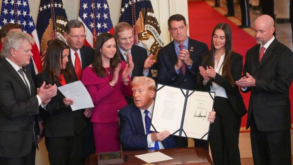 Trump durante la ratificación de una ley que permite combatir la inmigración ilegal.