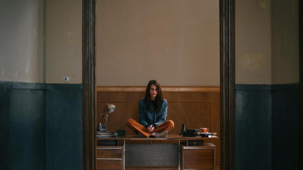 Smit interpreta a la periodista Miren Rojo  en la serie de Netflix La chica de la nieve.