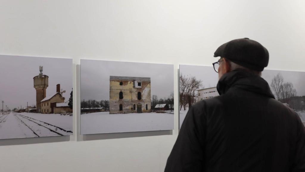 Visitante disfruta de la muestra 'Transversalidades'