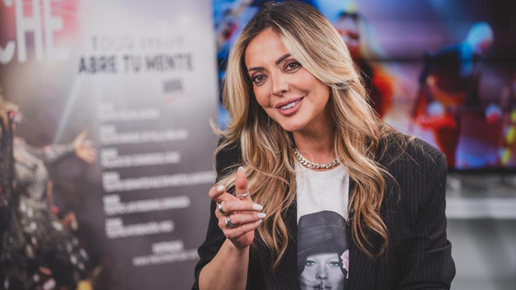 Merche gesticula durante la entrevista.