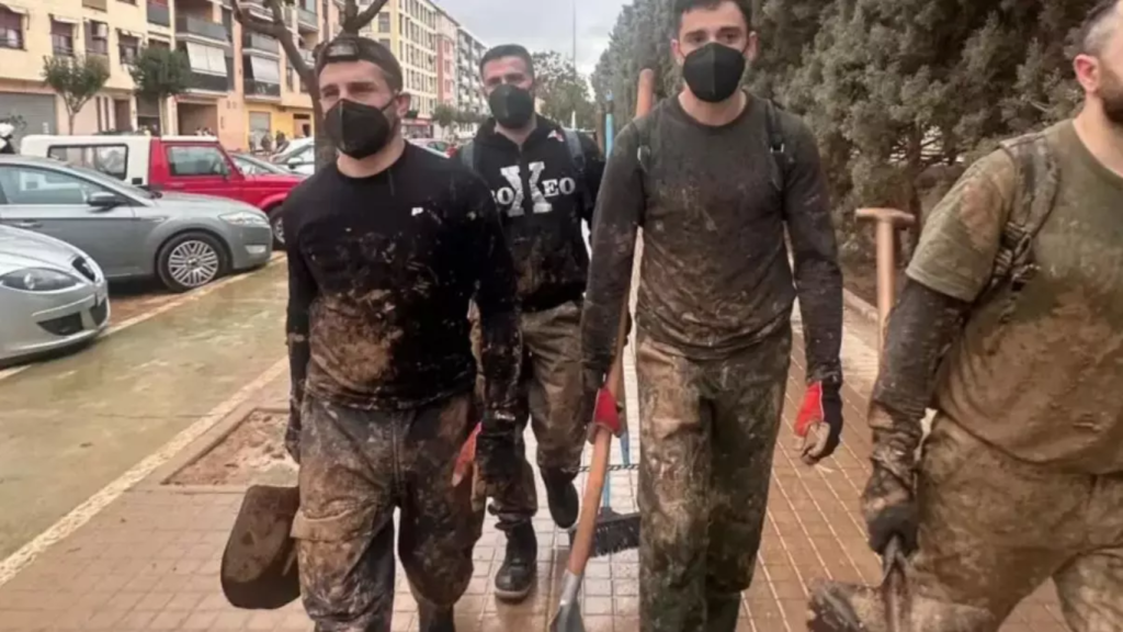 Aleksandre Topuria, a la izquierda, durante sus labores en Catarroja tras la DANA