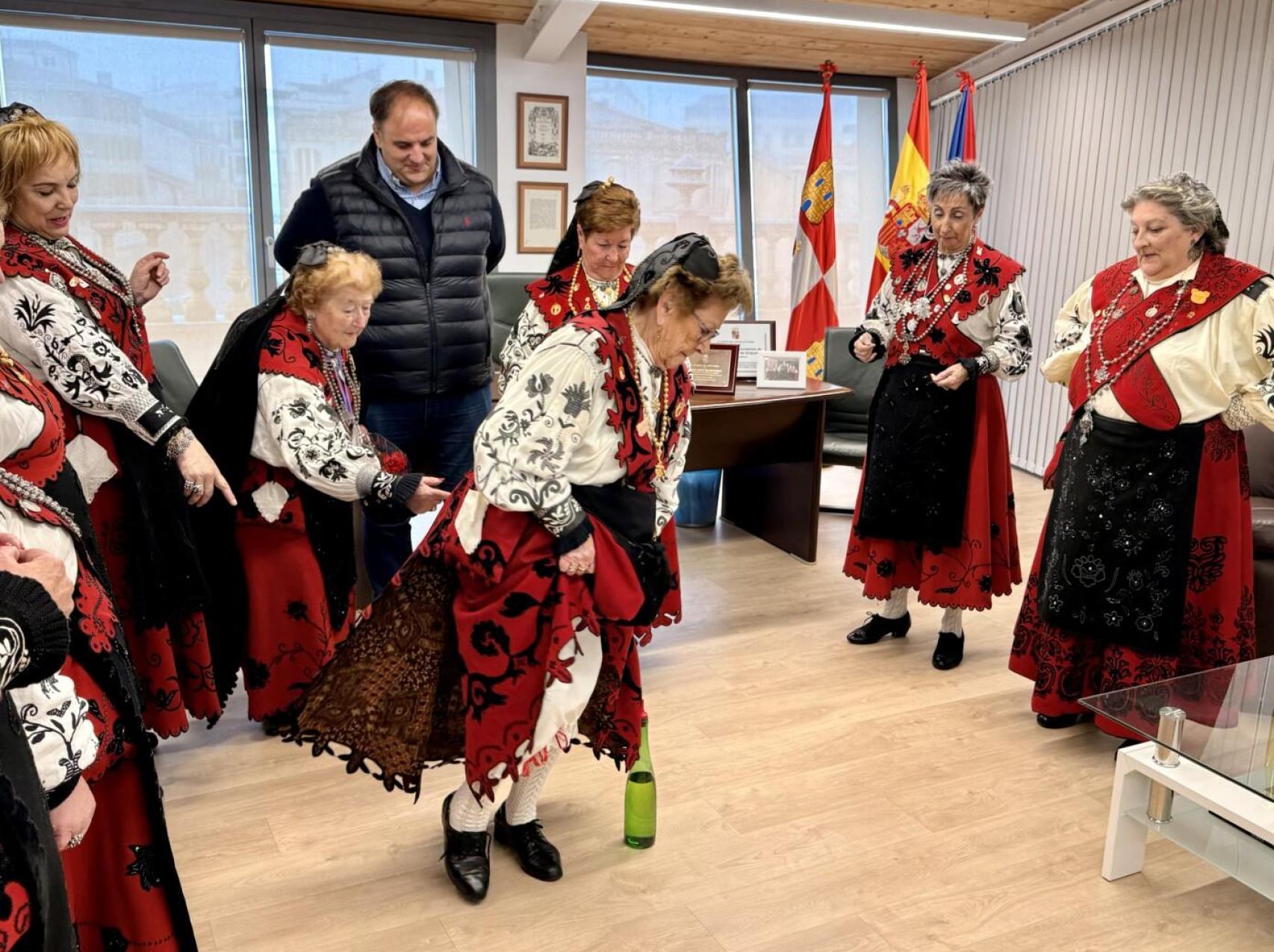 Las águedas de Guijuelo 2025 se atreven con el 'Baile de la botella'