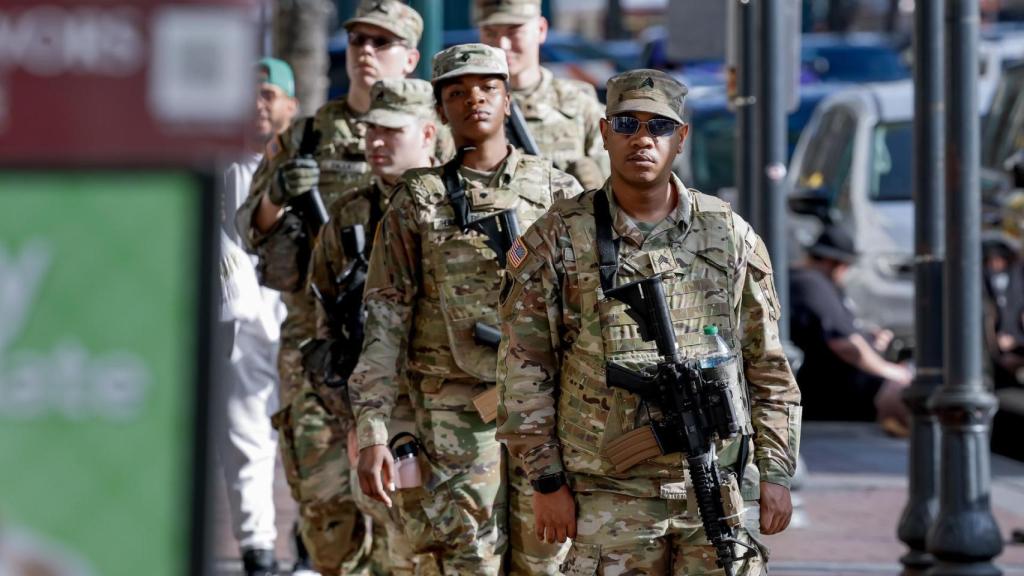Miembros de la Guardia Nacional por las calles de Nueva Orleans, durante la semana del Super Bowl LIX