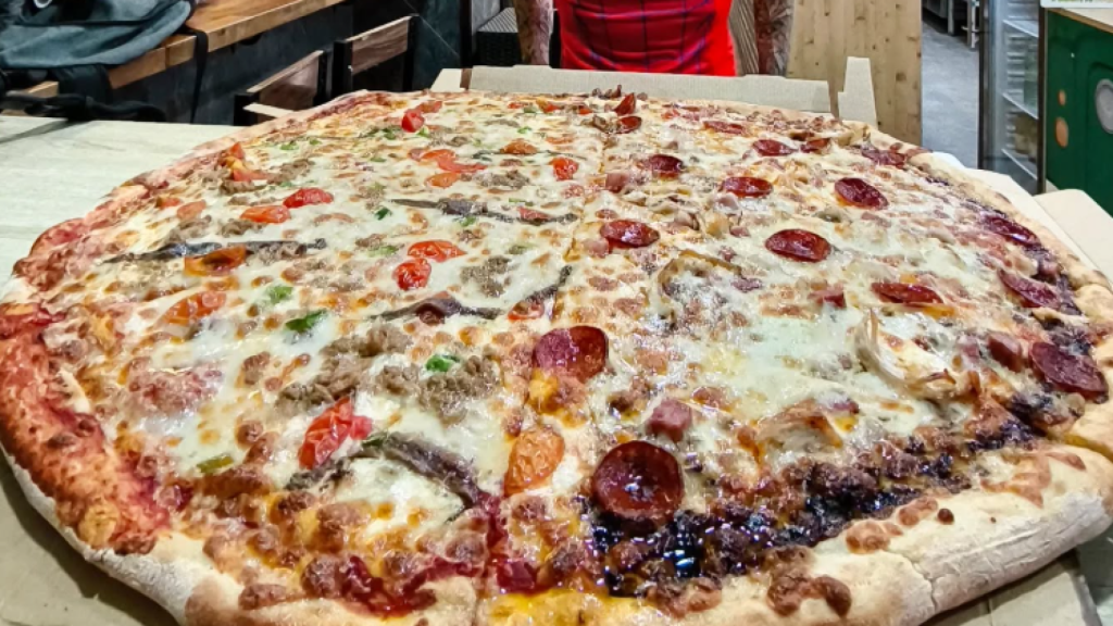 Imagen de la pizza más grande de Sevilla.
