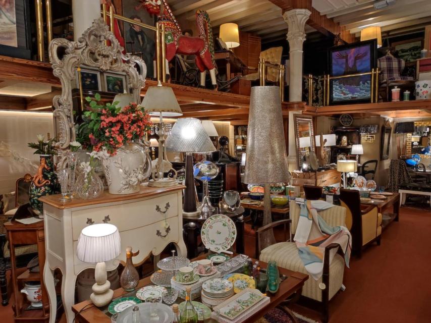 Muebles de todo tipo en la tienda de Concheiro en A Coruña.