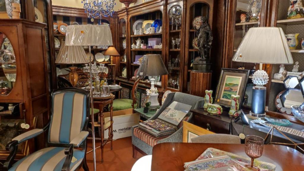 Un rincón con muebles en el interior de Concheiro.