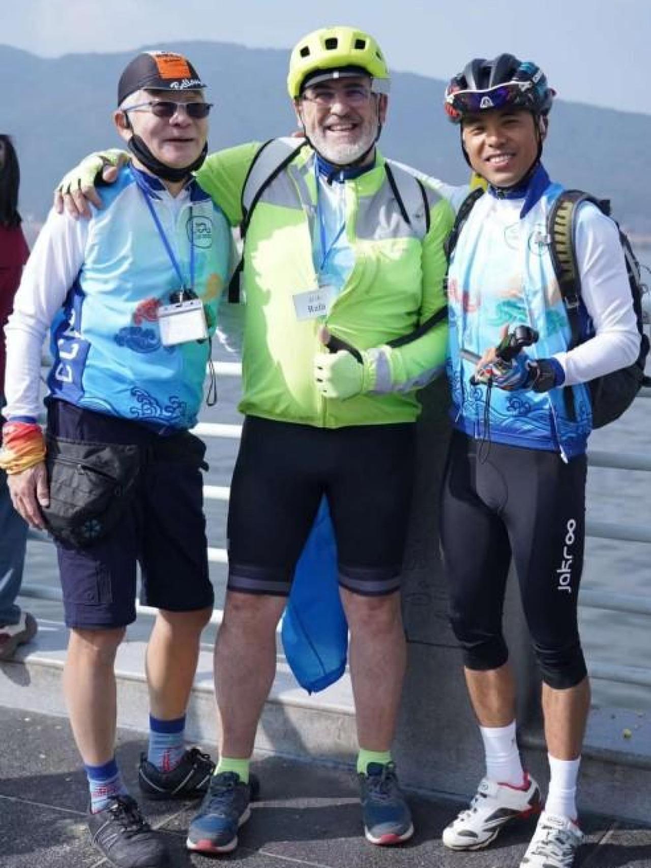 Rafael Serrano, entre Cj Wang, organizador de Cyclist for Cultural Exchange, y Wang Lee, guía de la ruta por Yunnan.
