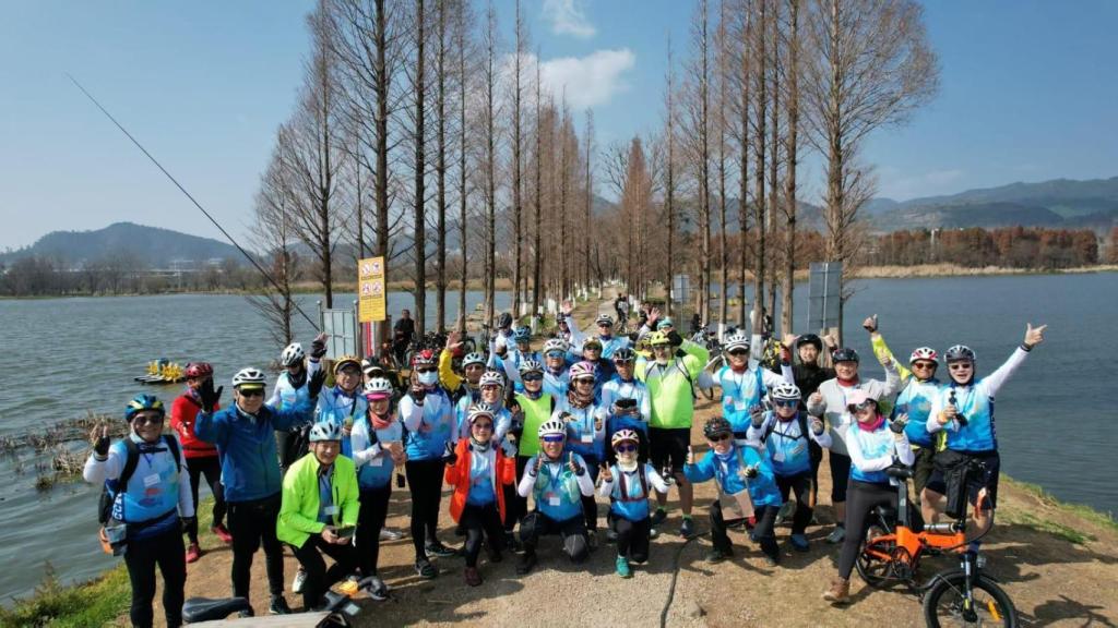 Los participantes en el viaje en bicicleta en un lago en Yunnan.