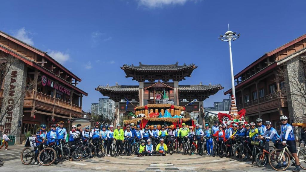 Foto de grupo de los cicloturistas en una población próxima a Kunming.