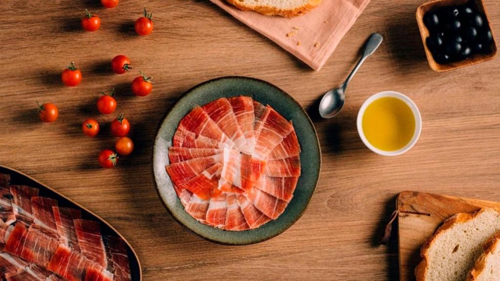 Un plato de jamón serrano.