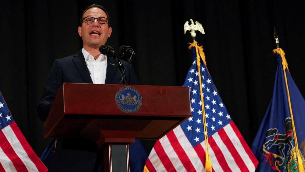 FOTO DE ARCHIVO: El gobernador de Pensilvania, Josh Shapiro, habla en la rueda de prensa del Departamento de Estado de Pensilvania.