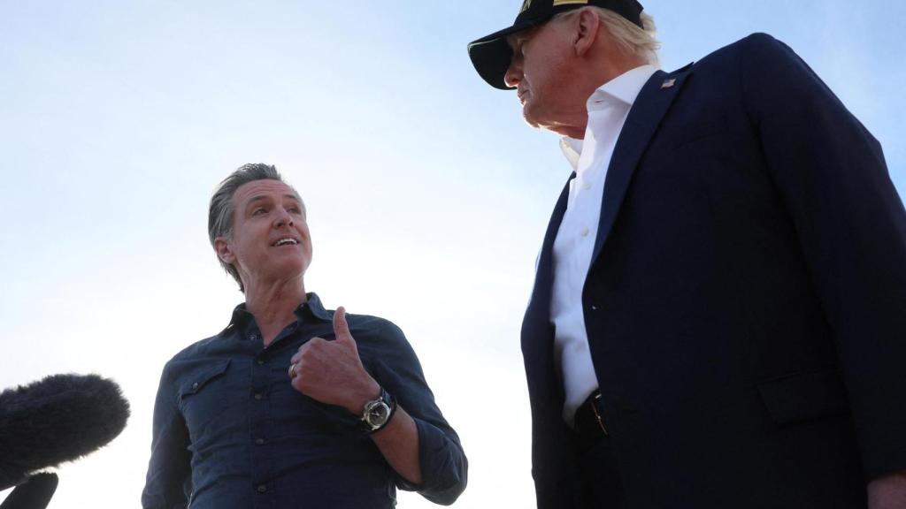 El gobernador de California, Gavin Newsom, habla con EE. UU. el presidente Donald Trump.