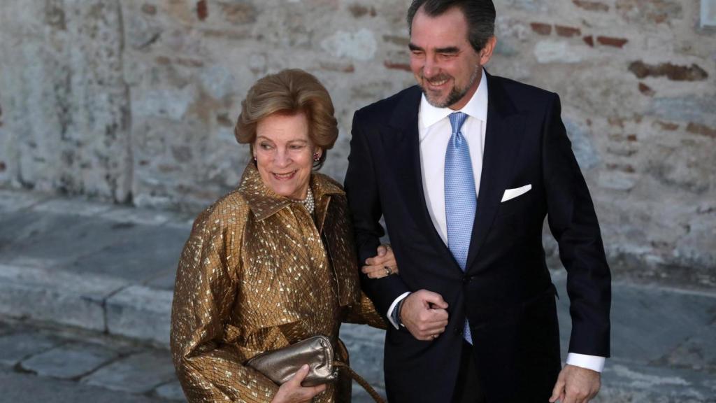Nicolás de Grecia con su madre, Ana María, llega al templo antes de dar el 'sí, quiero' por segunda vez.