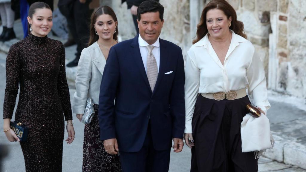 Alexia de Grecia, hermana del novio, con su marido, Carlos Morales. Tras ellos, dos de sus tres hijas.