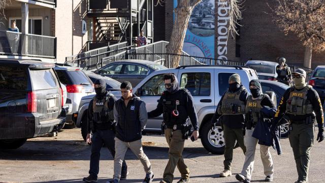 Agentes federales, incluyendo el Servicio de Inmigración y Aduanas y la policía de HSI detienen a un hombre después de realizar una redada en el complejo de apartamentos Cedar Run en Denver, Colorado, EE. UU., el 5 de febrero de 2025.