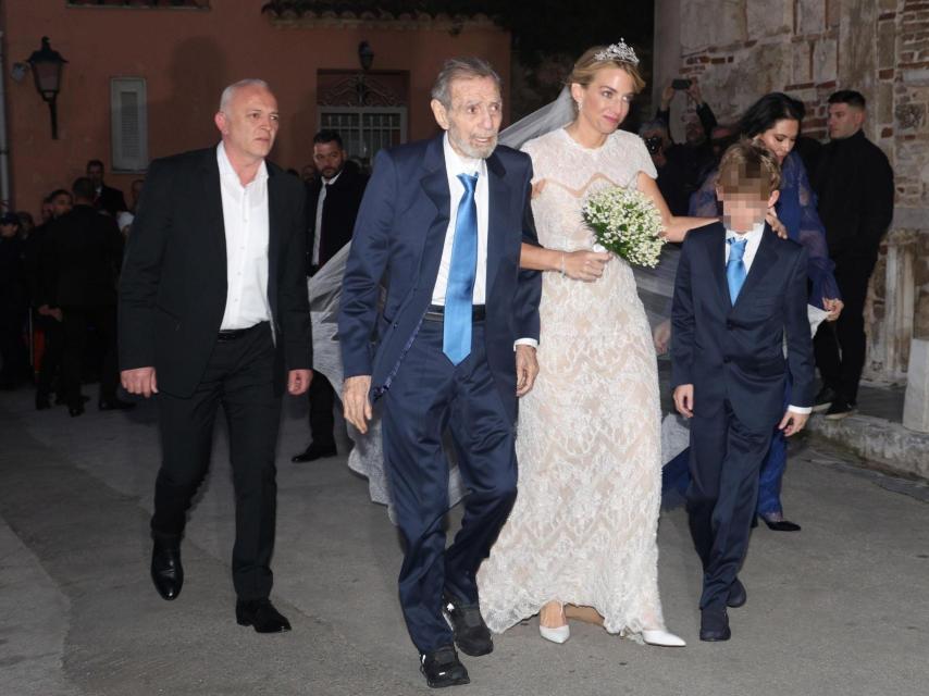 Chrysi Vardinoyannis, junto a su familia, a su llegada al enlace.
