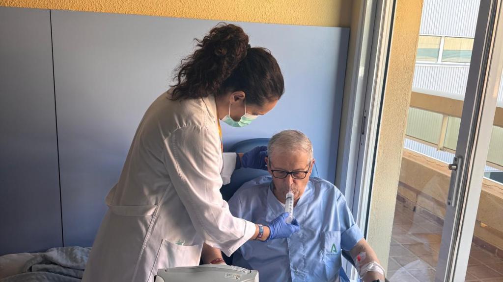 La enfermera de la unidad de endocrinología y nutrición llevando a cabo el test para la valoración del grado de disfagia a un paciente.