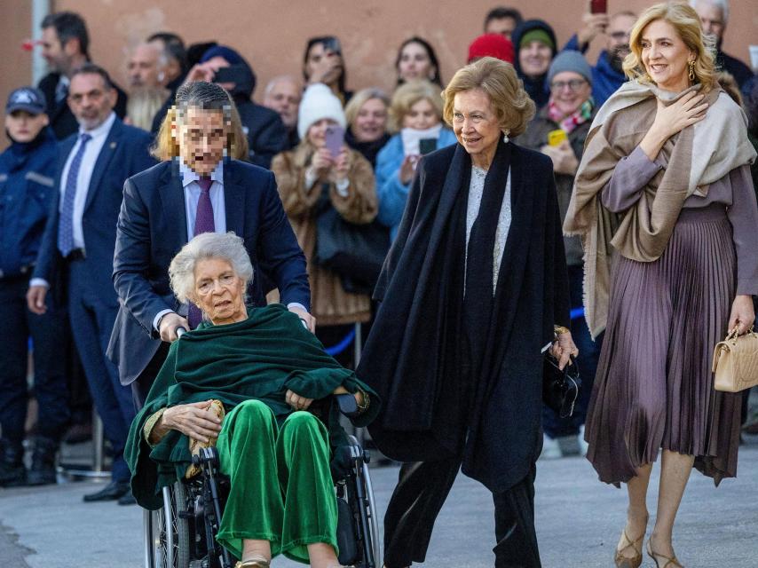 La reina Sofía y su hermana, Irene de Grecia, accedieron juntas al templo. Tras ellas, la infanta Cristina.