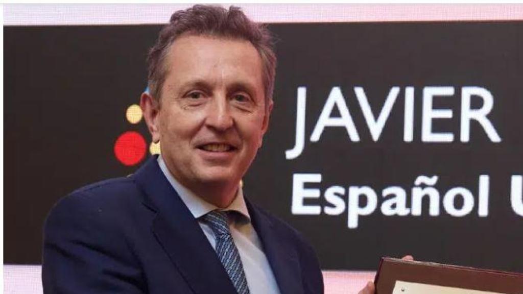 Javier Cremades, a la izquierda, recibe el Premio Español Universal de manos del presidente del Tribunal Constitucional alemán, Stephen Harbarth.