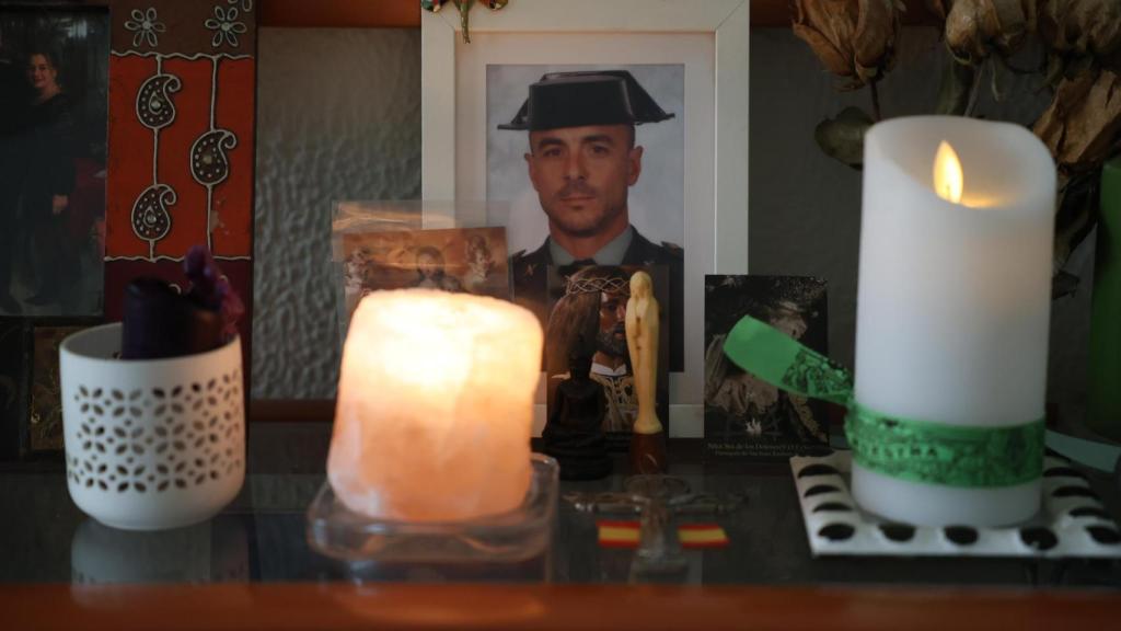 Detalle del altar dedicado a su hijo Miguel Ángel en la entrada de la casa de Paqui.