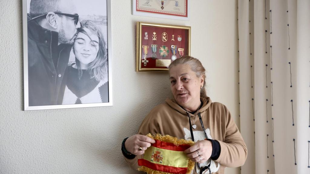 La madre de Miguel Ángel, en el rincón de su hijo, con sus medallas y fotos, con el banderín que llevaba su hijo en las competiciones deportivas.
