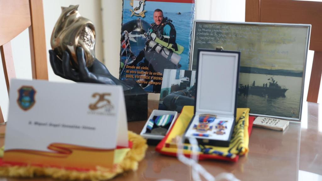 Detalle de las imágenes y objetos en recuerdo de Miguel Ángel.