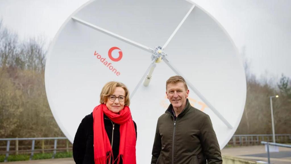 Margherita Della Valle, consejera delegada de Vodafone Group, y el astronauta Tim Peake.