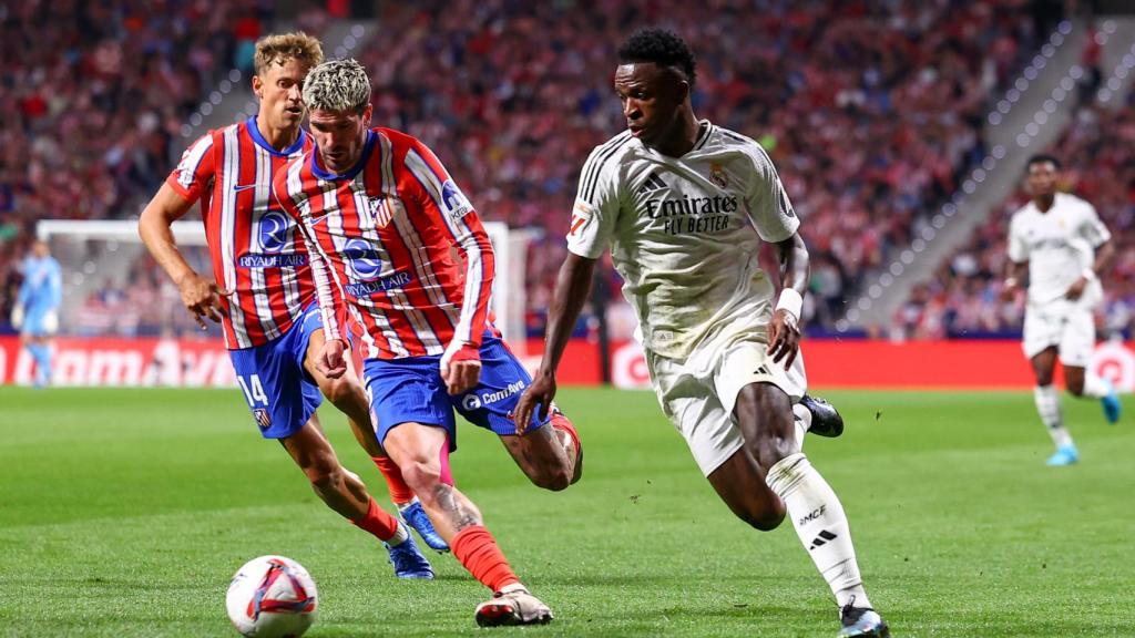 Vinicius trata de irse de Rodrigo de Paul en el partido disputado en el Metropolitano.