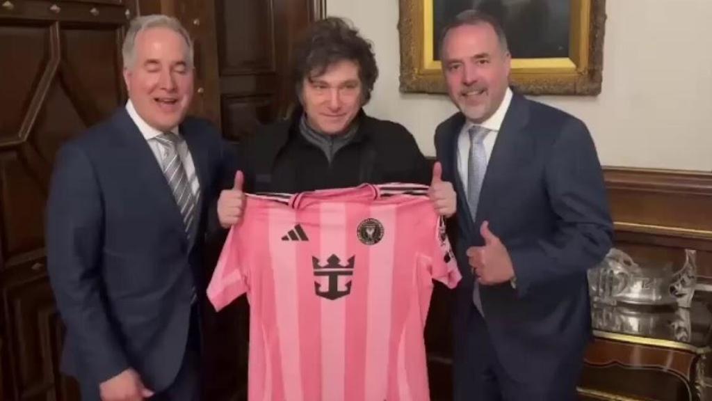 Javier Milei recibe la camiseta del Inter Miami en manos de sus copropietarios.
