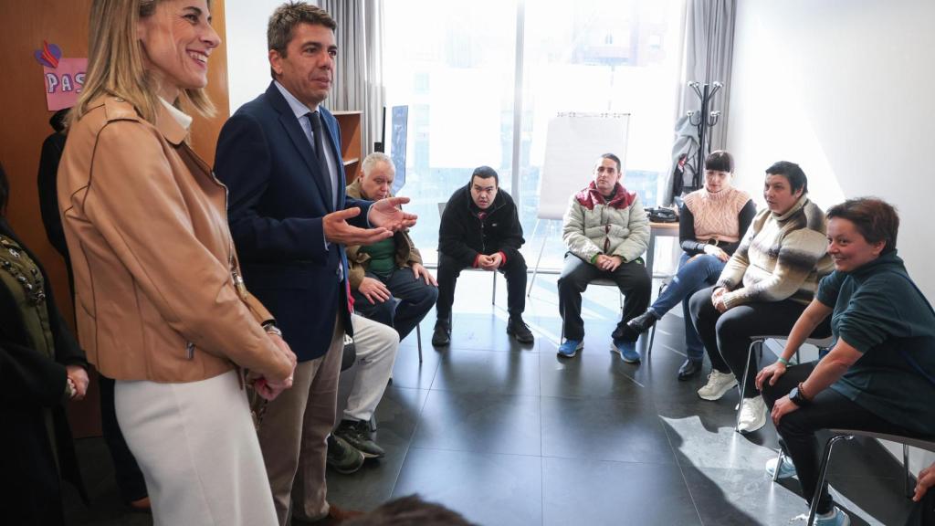 El president de la Generalitat, Carlos Mazón, visita el CRIS de Crevillente.