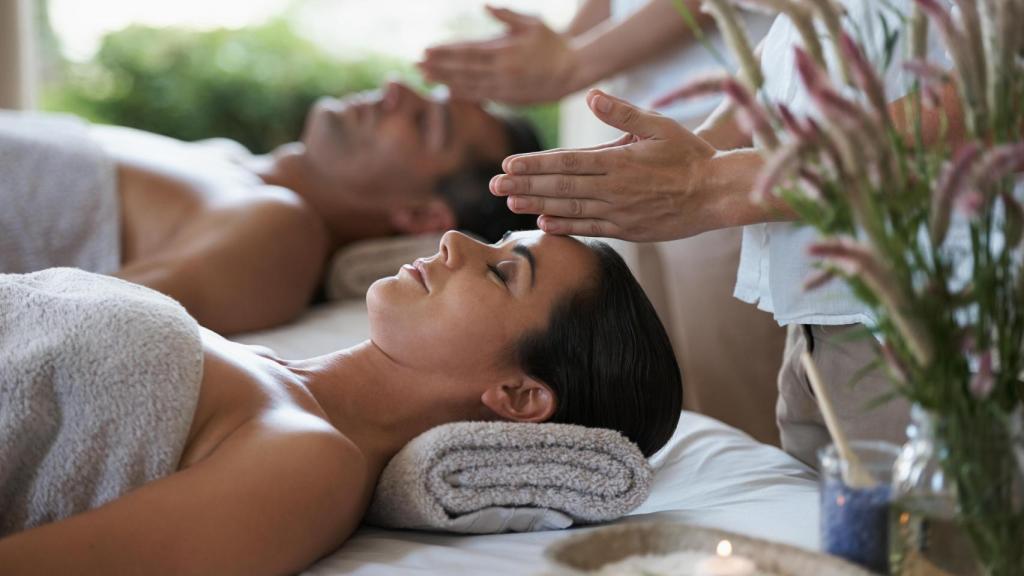 Dos personas descansan en un balneario.