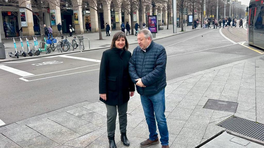 La portavoz socialista en plaza España (Zaragoza) con patinetes eléctricos de alquiler de fondo.