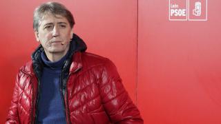 El líder del PSOE de Castilla y León, Carlos Martínez, durante su encuentro con militantes en Ponferrada