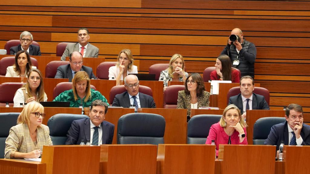 El grupo parlamentario popular con Mañueco al frente durante una sesión en las Cortes