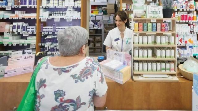 Una mujer jubilada, comprando en una farmacia.