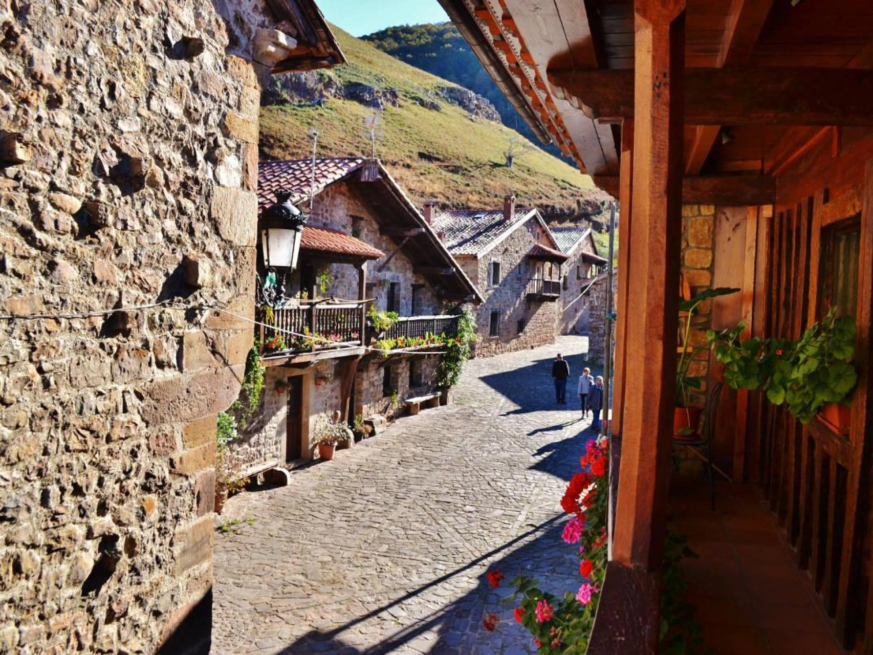 El mejor cocido montañés de Cantabria se come en este bonito pueblo: un  restaurante famoso por su lechazo al horno